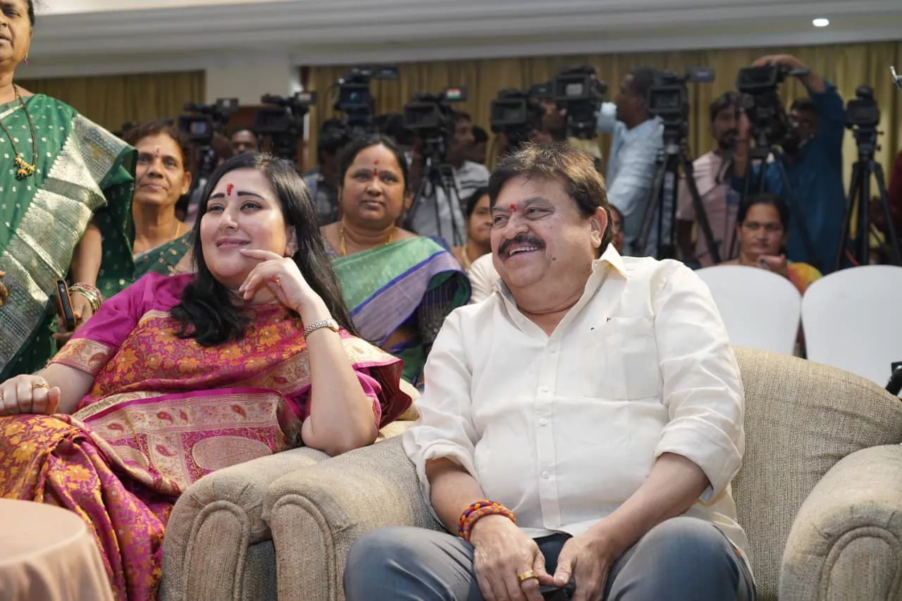 महिला दिवस कार्यक्रम में संबोधित करतीं सांसद बांसुरी स्वराज