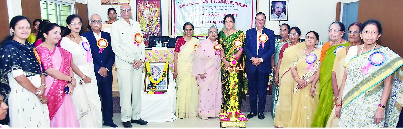 लैंप लाइटिंग समारोह में दीप प्रज्ज्वलित करती छात्राएँ