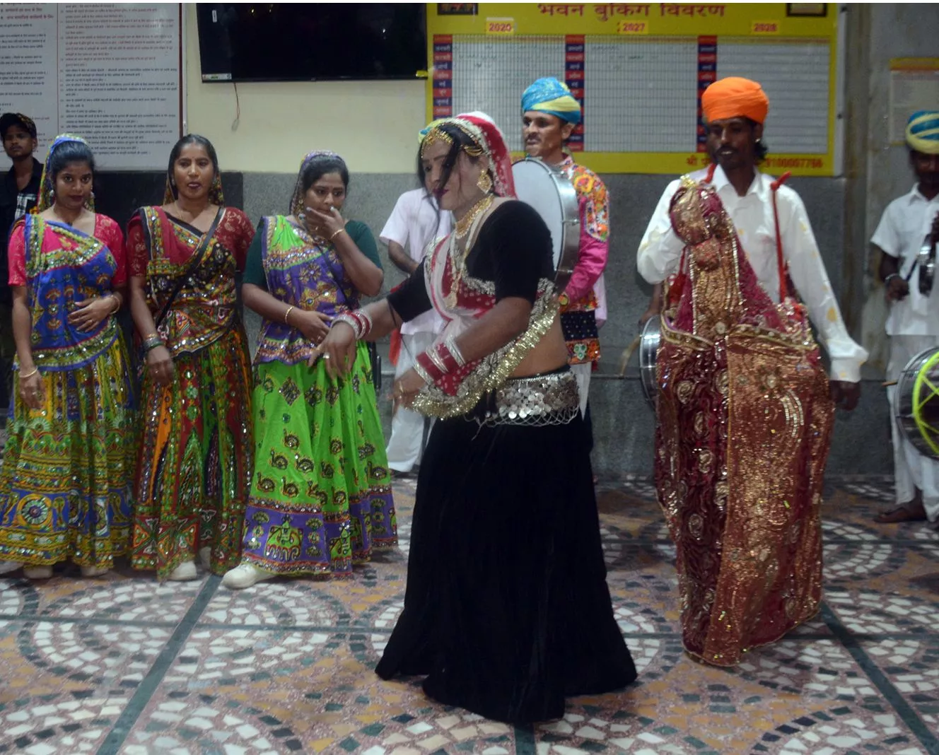 बेगम बाजार होली बारात में लोग रंग खेलते हुए