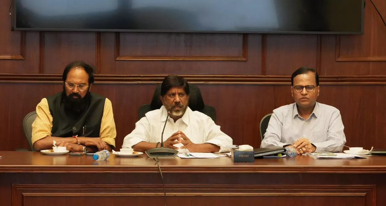 पेट्रोल पंपों पर लंबी कतारों के बीच सरकार की समीक्षा बैठक