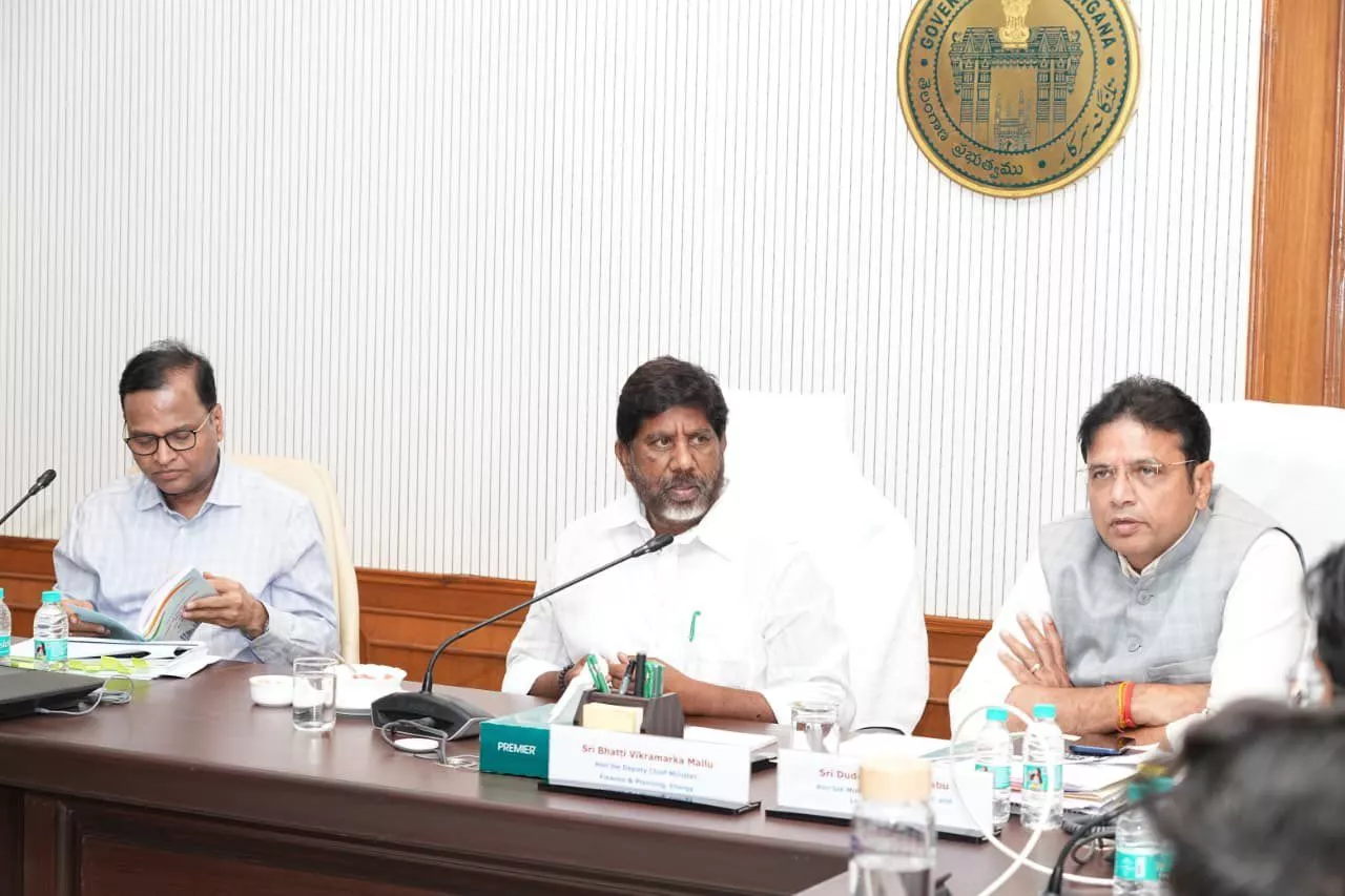 पूर्व बजट बैठक में बोलते उपमुख्यमंत्री भट्टी विक्रमार्का