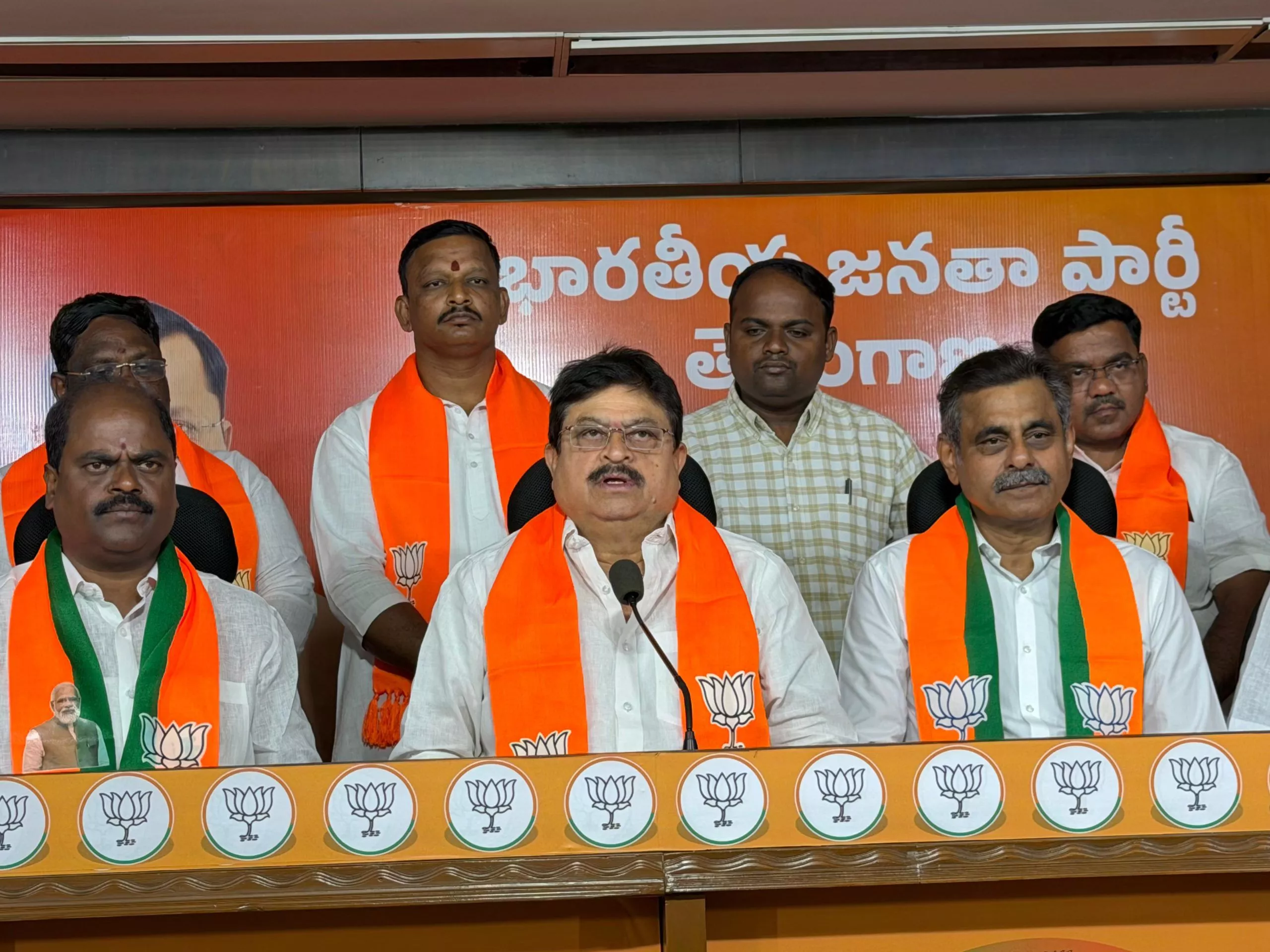 भाजपा कार्यालय में प्रेस वार्ता करते रामचंदर राव