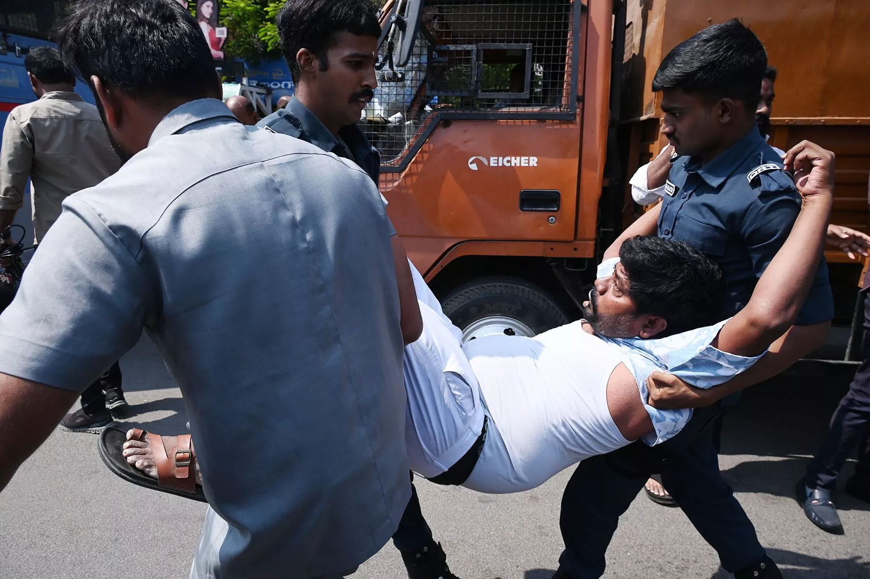 विधानसभा घेराव के दौरान पुलिस द्वारा नेता गिरफ्तार