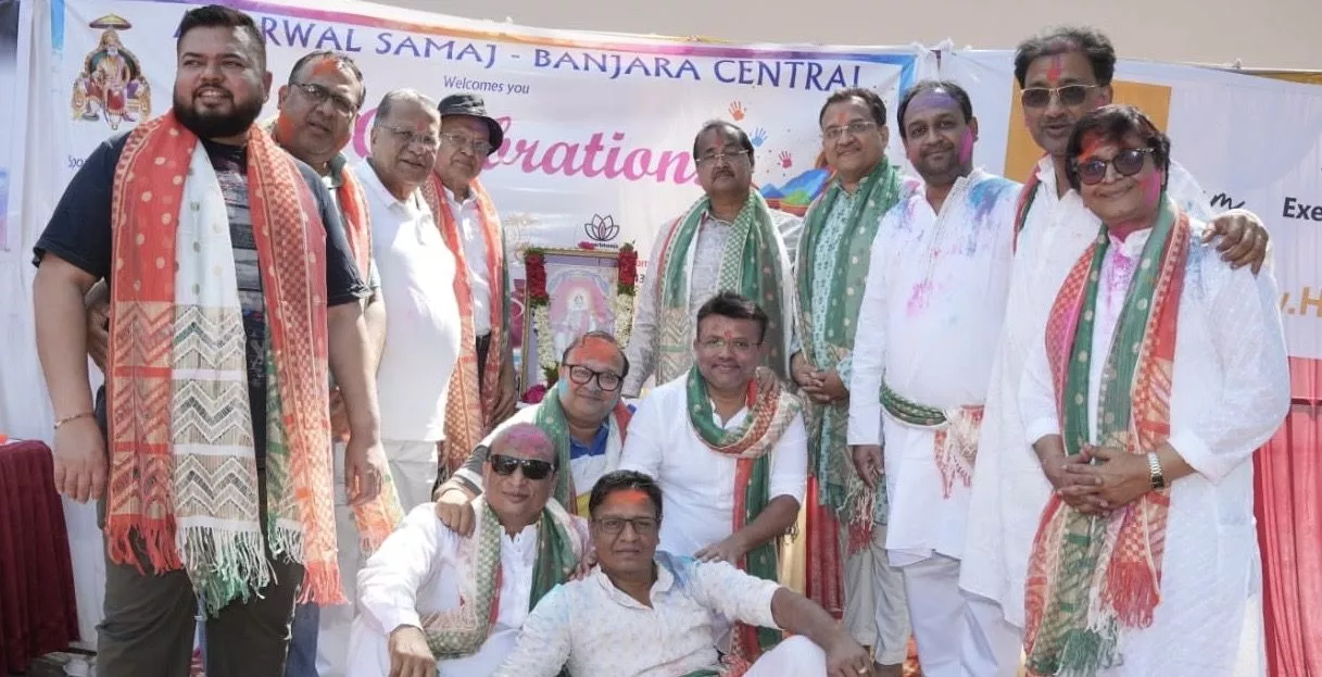 अग्रवाल समाज, बंजारा सेंट्रल शाखा के तत्वावधान में आयोजित होली के रंगारंग कार्यक्रम में उपस्थित समाजबंधु। 
