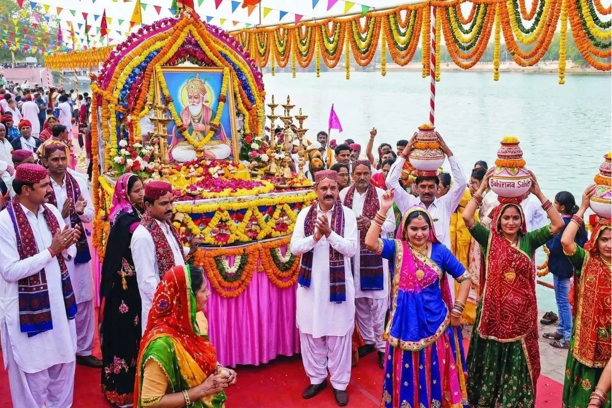 गुड़ी पाड़वा पर घर के बाहर सजाई गई गुड़ी