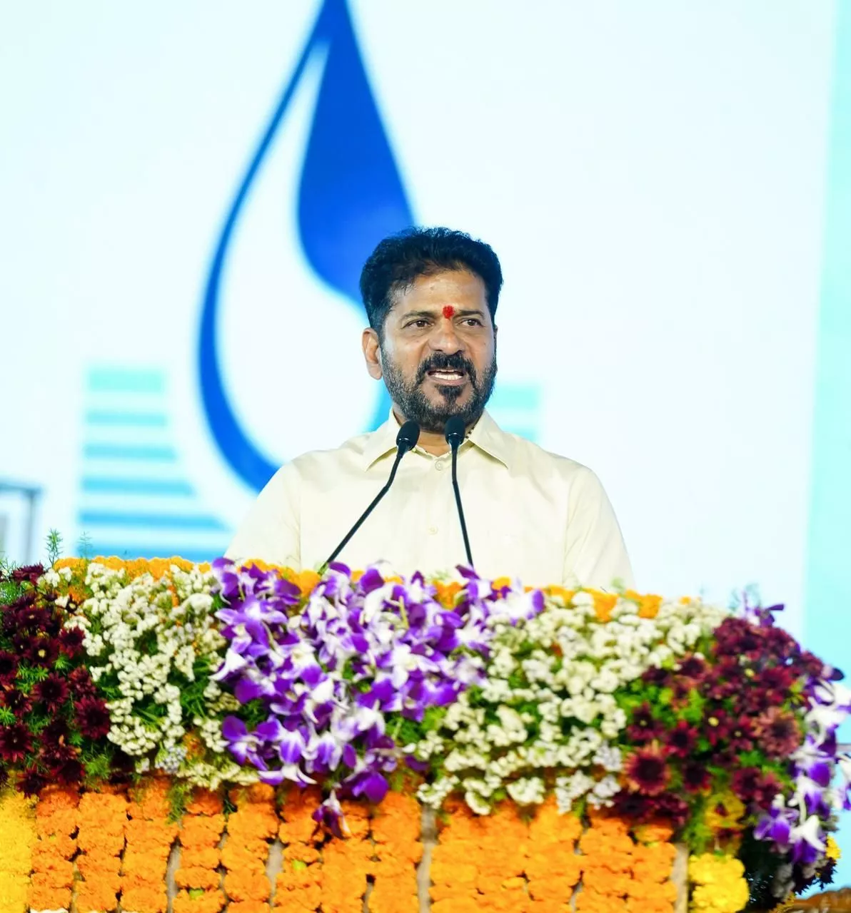 कुकटपल्ली में नल्लाचेरुवु तालाब का उद्घाटन करते रेवंत रेड्डी