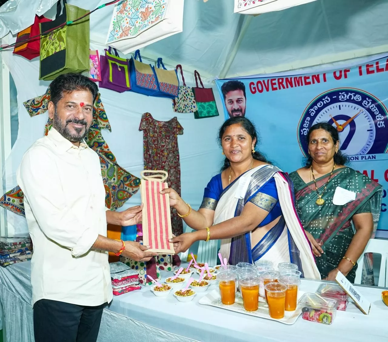 कुकटपल्ली में नल्लाचेरुवु तालाब का उद्घाटन करते रेवंत रेड्डी