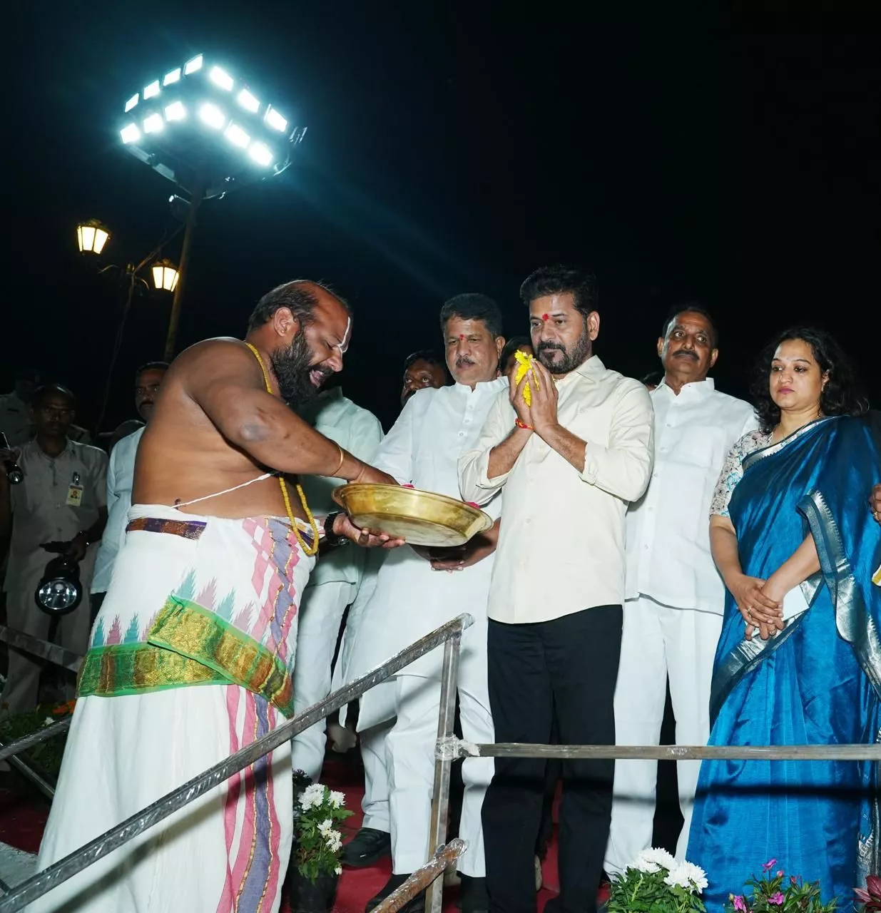 नल्लाचेरुवु तालाब के नवीनीकरण का उद्घाटन करते रेवंत रेड्डी