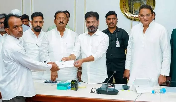 मदीना बस हादसा: सीएम रेवंत रेड्डी ने परिवारों को मुआवजा दिया