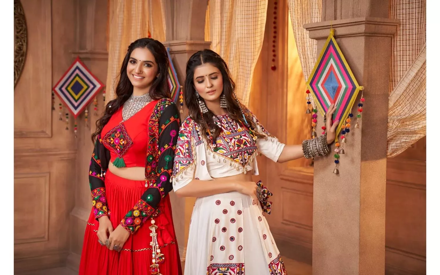 नवरात्रि में पारंपरिक साड़ी और कुर्ता पहने लोग