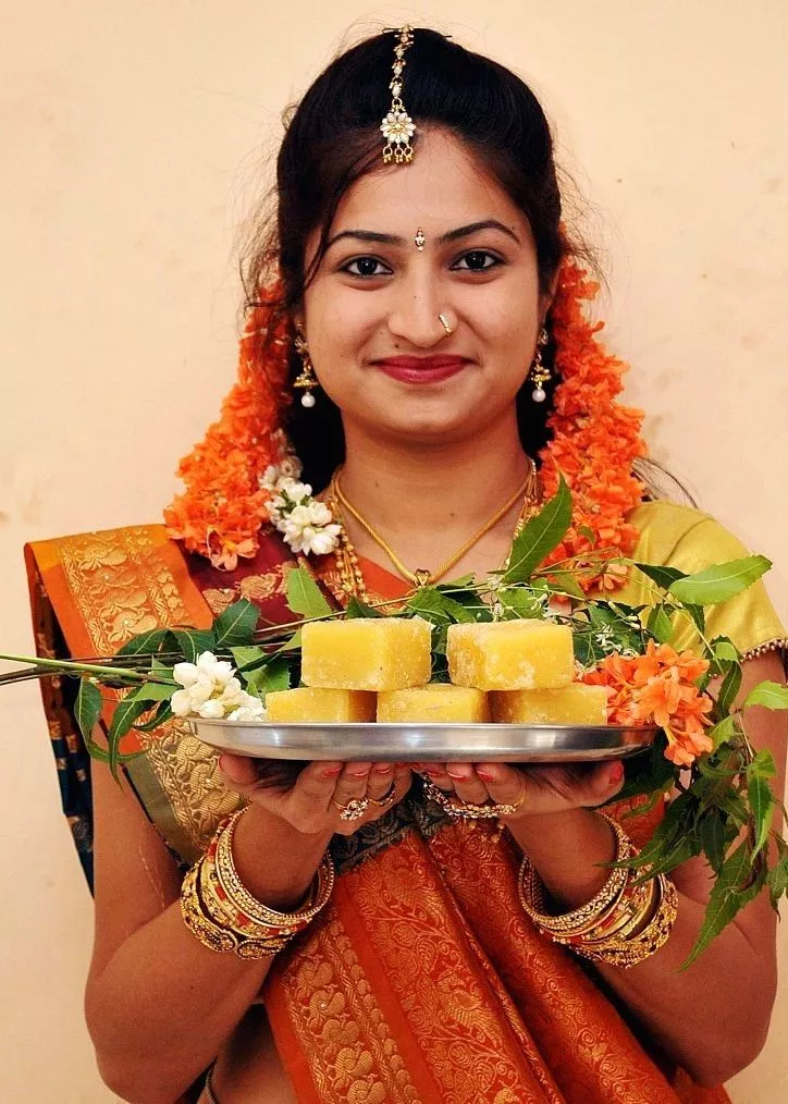 नवरात्र में देवी पूजा और उगादी पर्व का प्रतीक चित्र