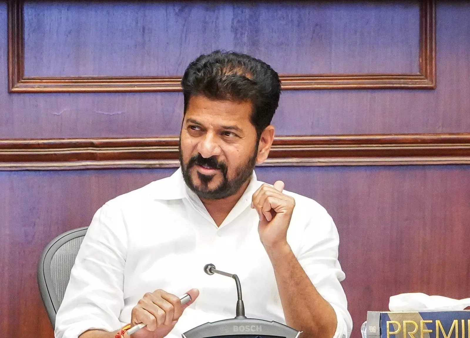 हैदराबाद एमएमटीएस स्टेशन में ट्रेन और यात्री