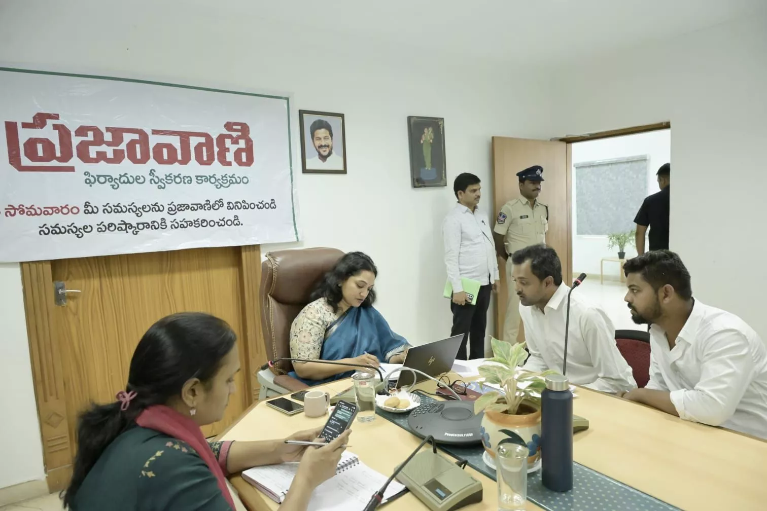 प्रजावाणी में नागरिक अपनी शिकायत अधिकारियों को बता रहे हैं