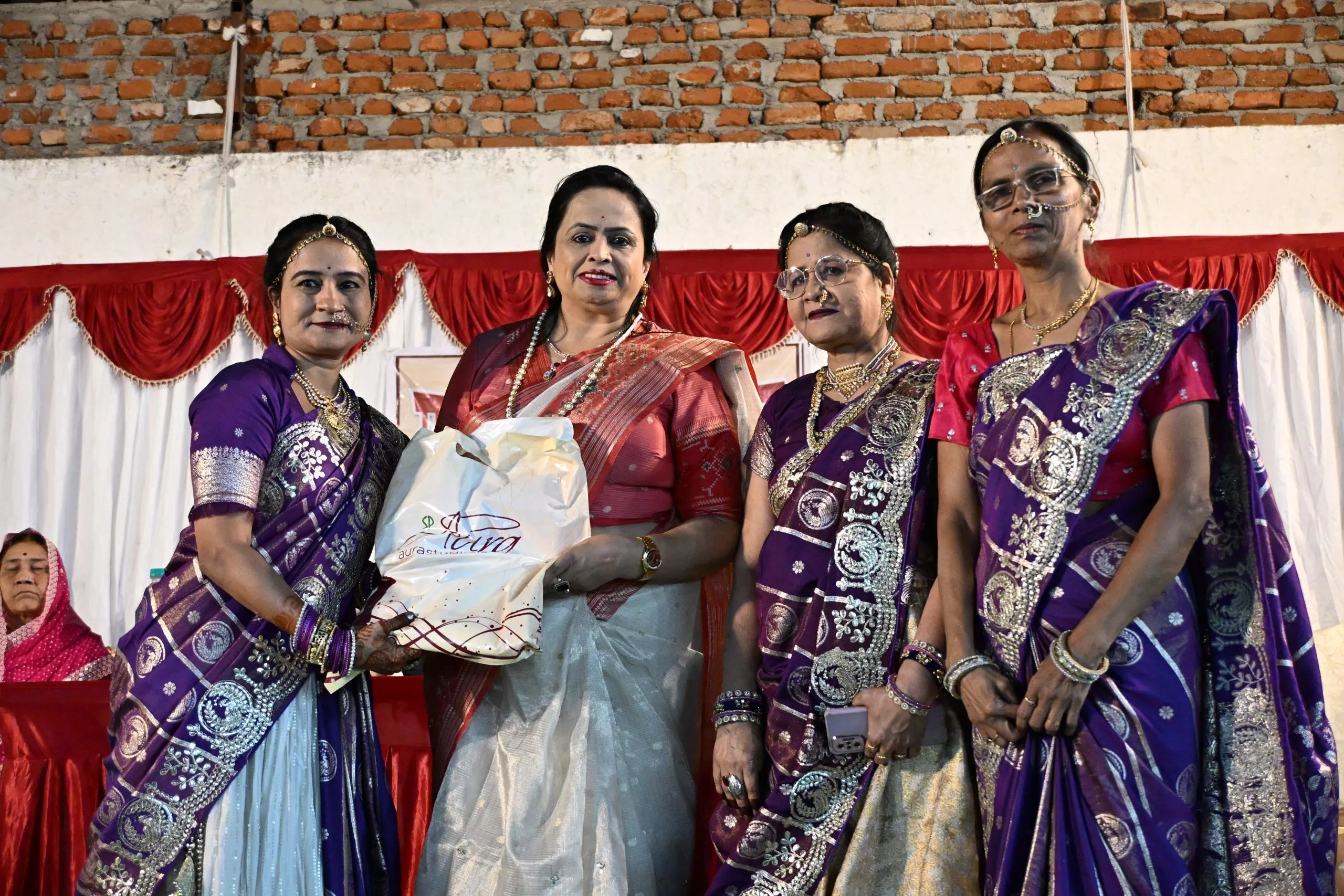 गणगौर उत्सव में नृत्य करती महिलाएं