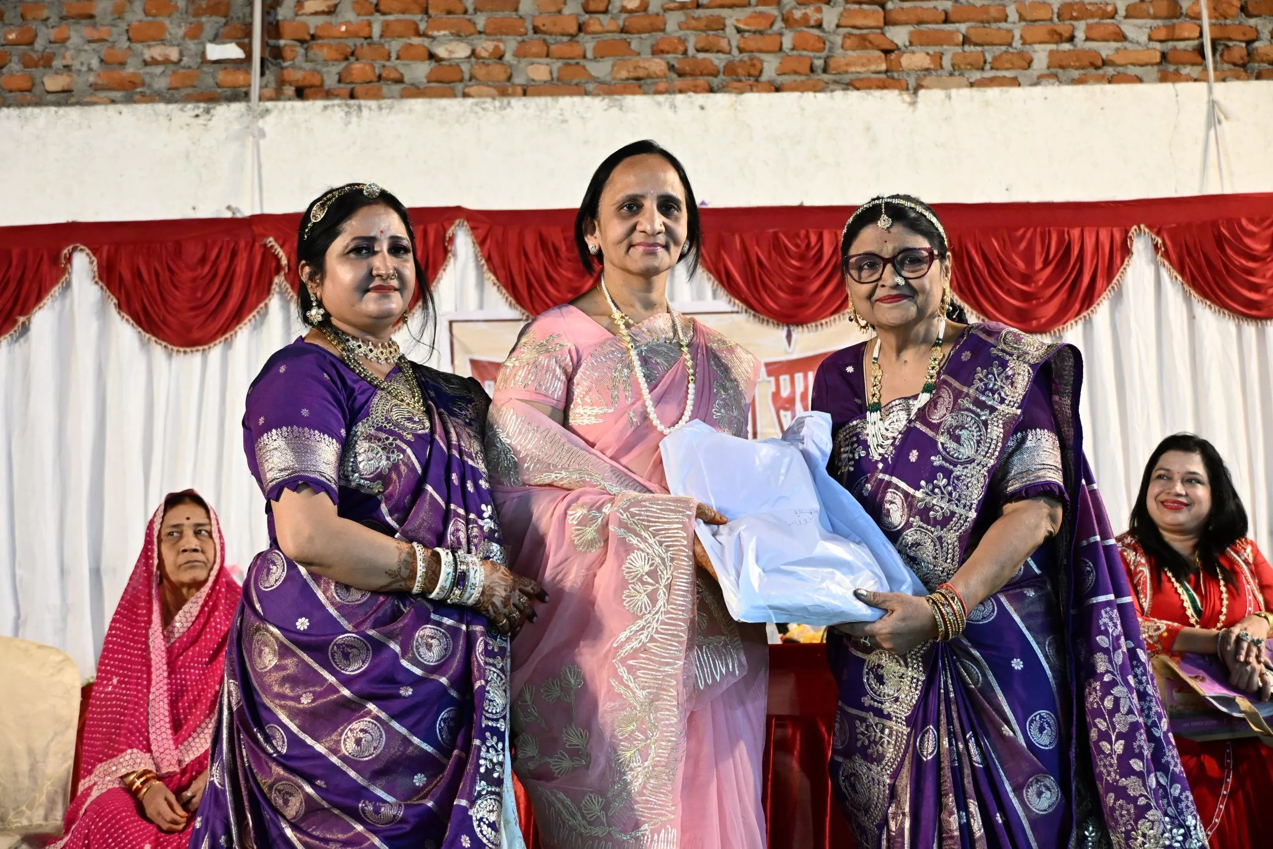 गणगौर उत्सव में नृत्य करती महिलाएं