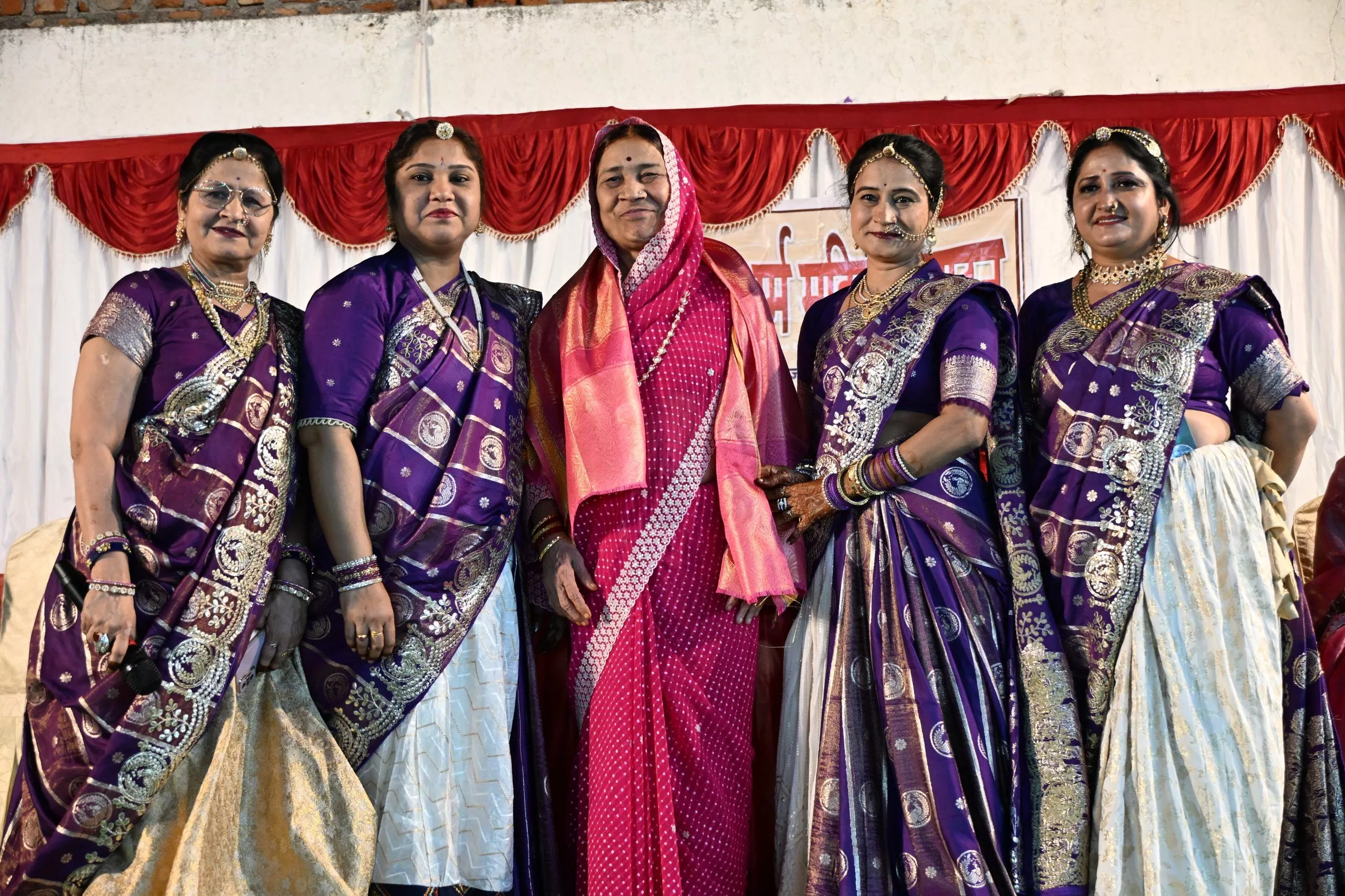 गणगौर उत्सव में नृत्य करती महिलाएं