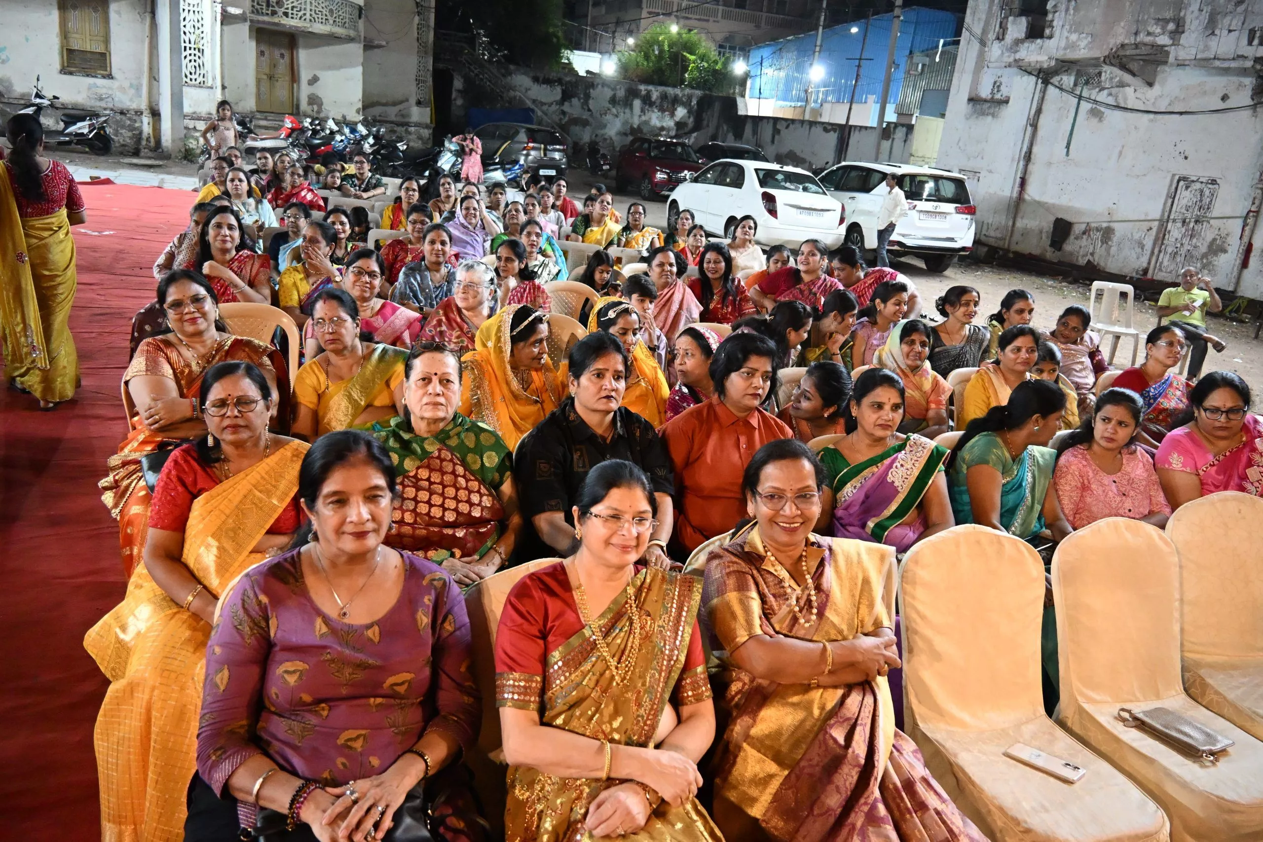 गणगौर उत्सव में नृत्य करती महिलाएं