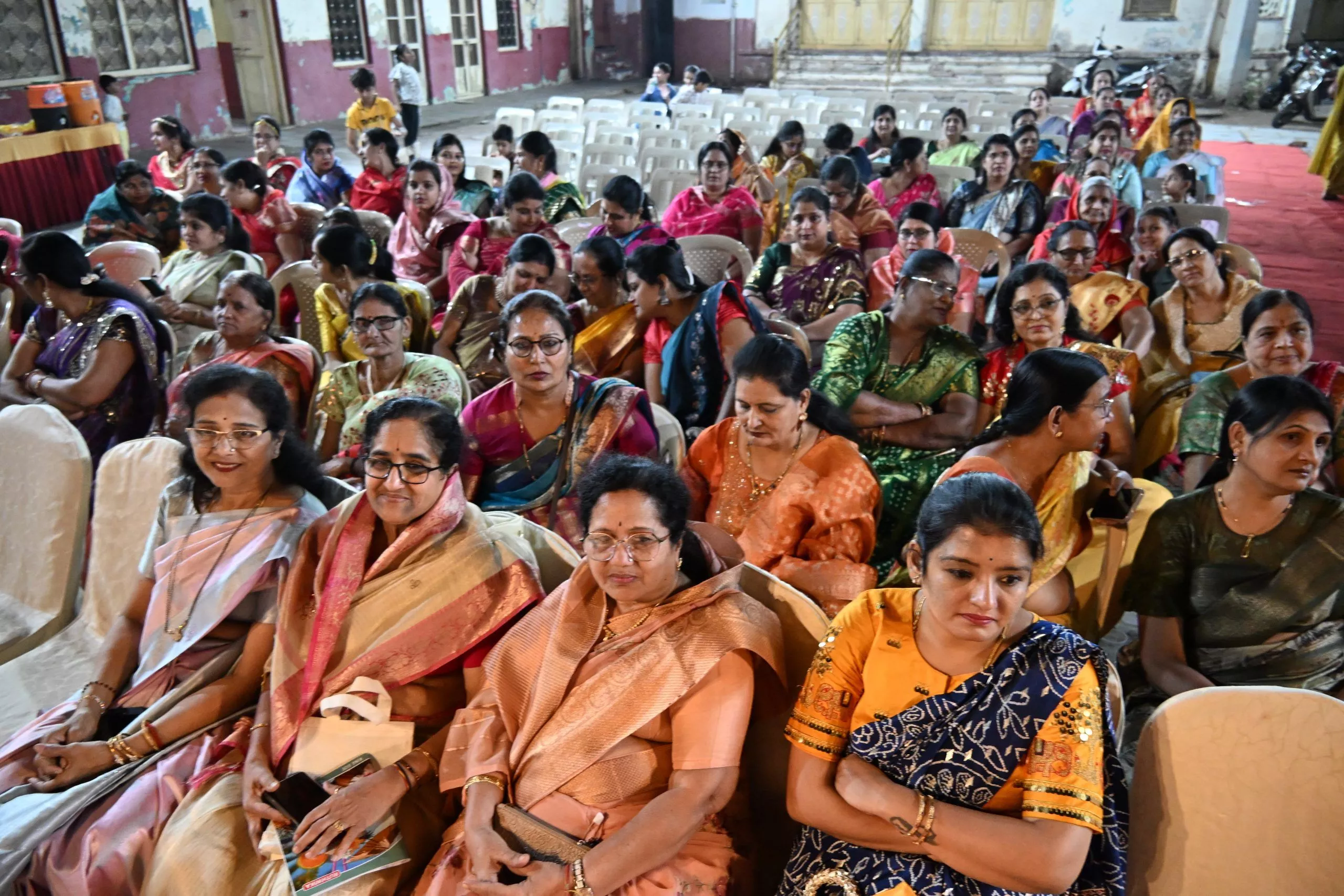 गणगौर उत्सव में नृत्य करती महिलाएं