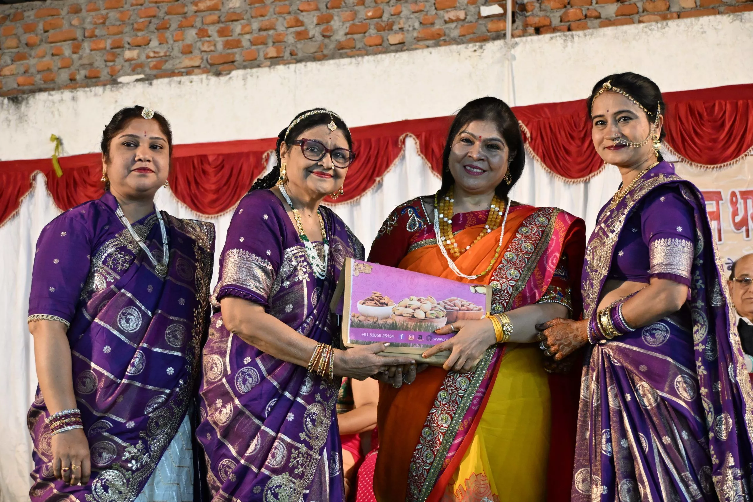 गणगौर उत्सव में नृत्य करती महिलाएं