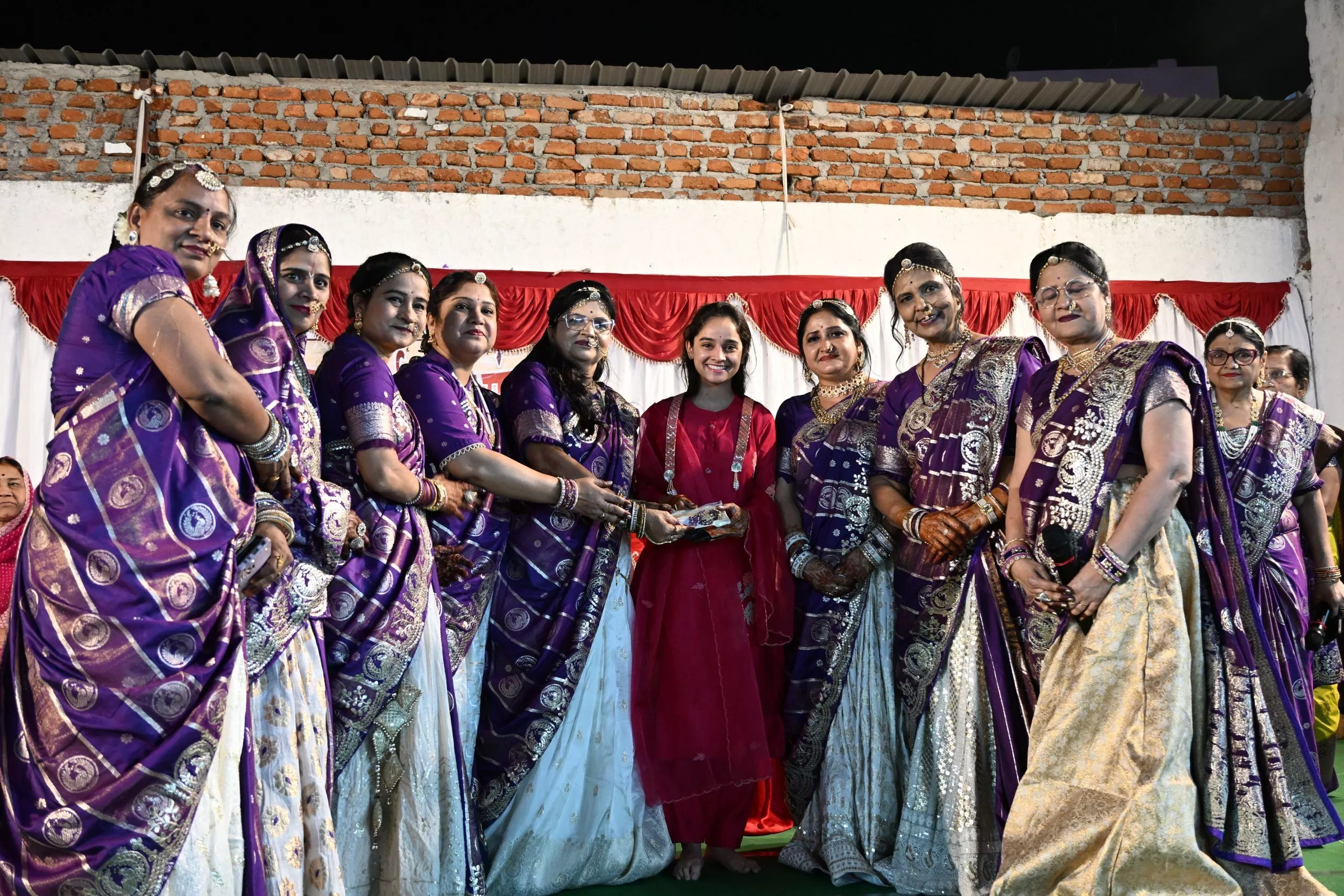 गणगौर उत्सव में नृत्य करती महिलाएं