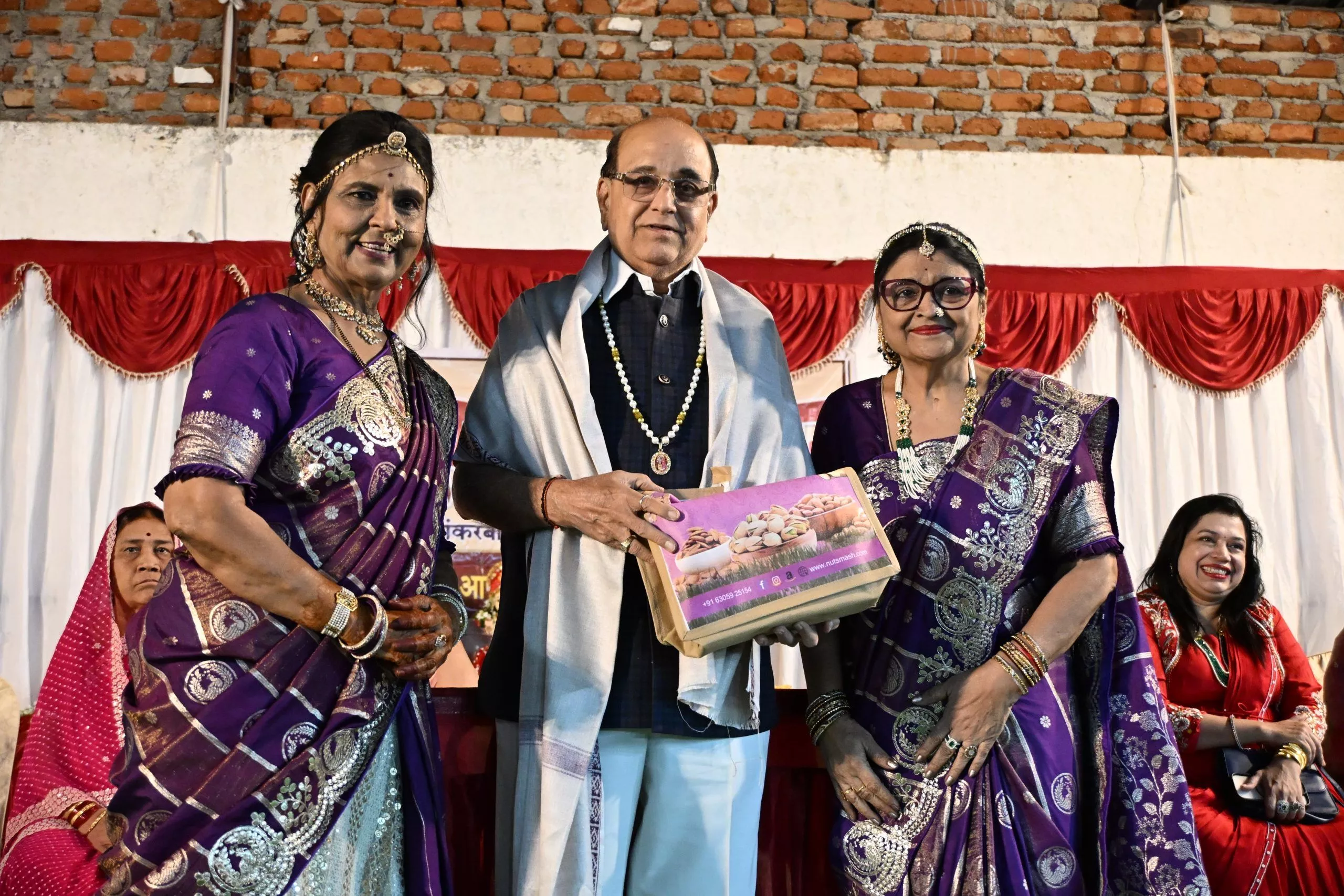 गणगौर उत्सव में नृत्य करती महिलाएं