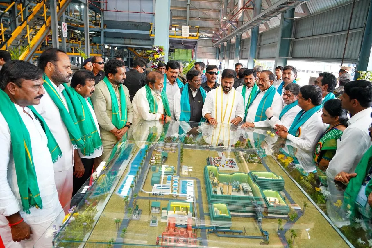 होर्मुज जलडमरूमध्य से गुजरते तेल टैंकर