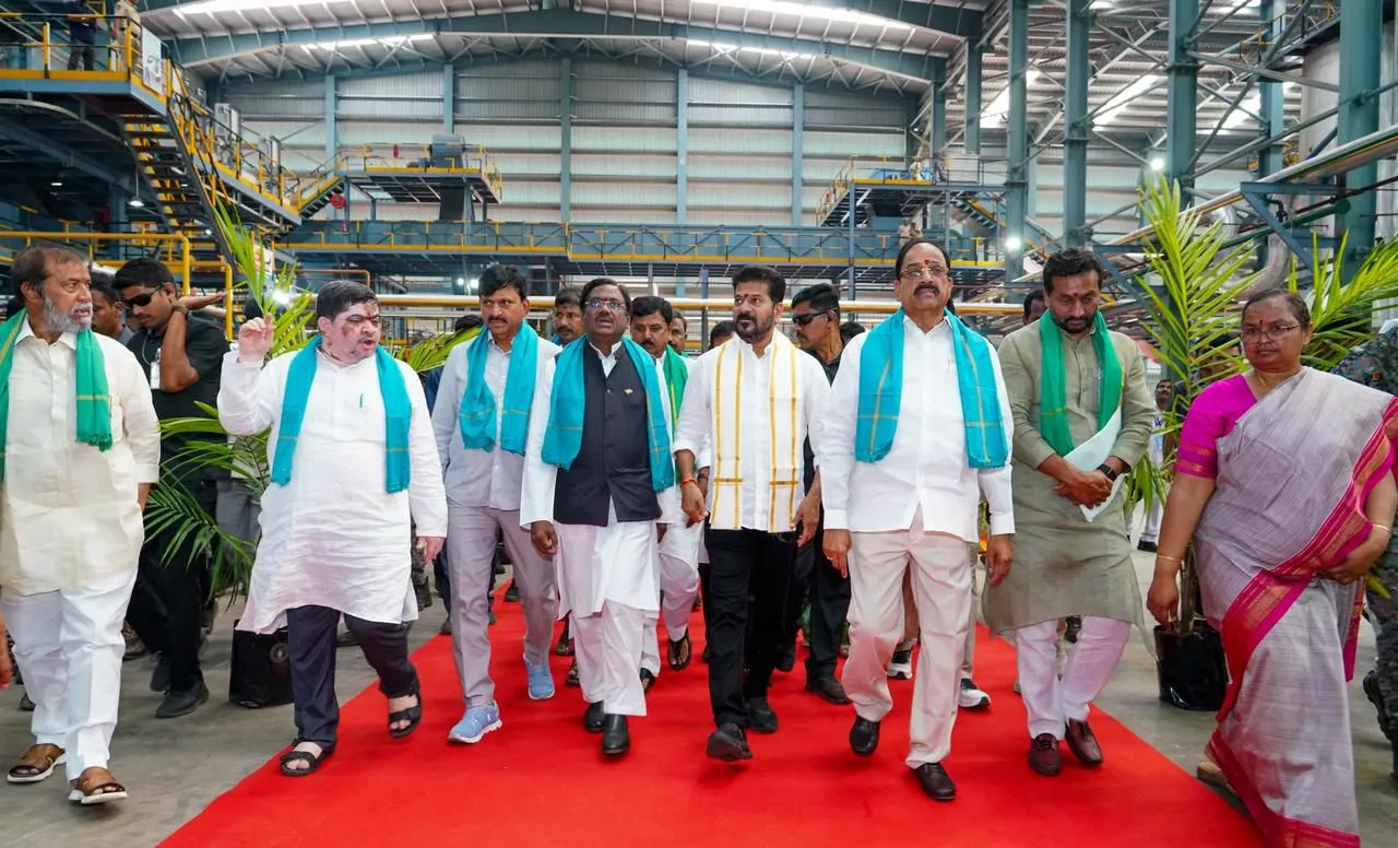 होर्मुज जलडमरूमध्य से गुजरते तेल टैंकर