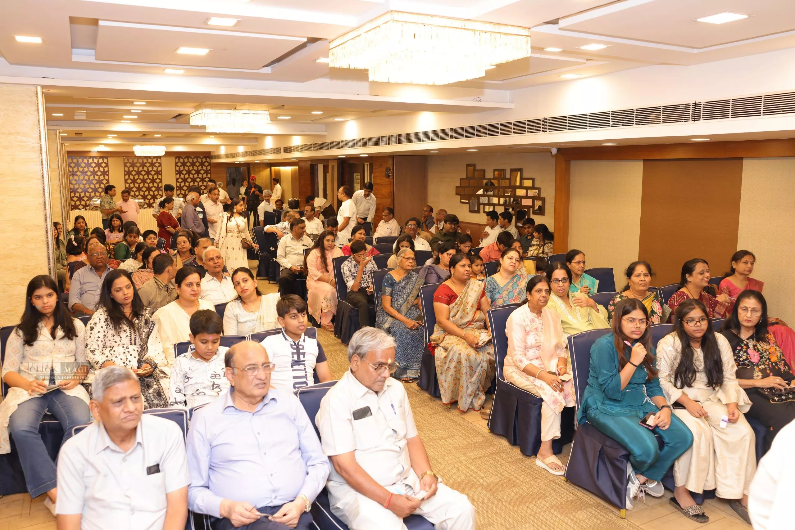 होली मिलन समारोह में गुलाल और सांस्कृतिक कार्यक्रम