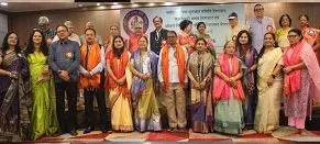 हैदराबाद में साहित्यकारों को सम्मानित करते अतिथि