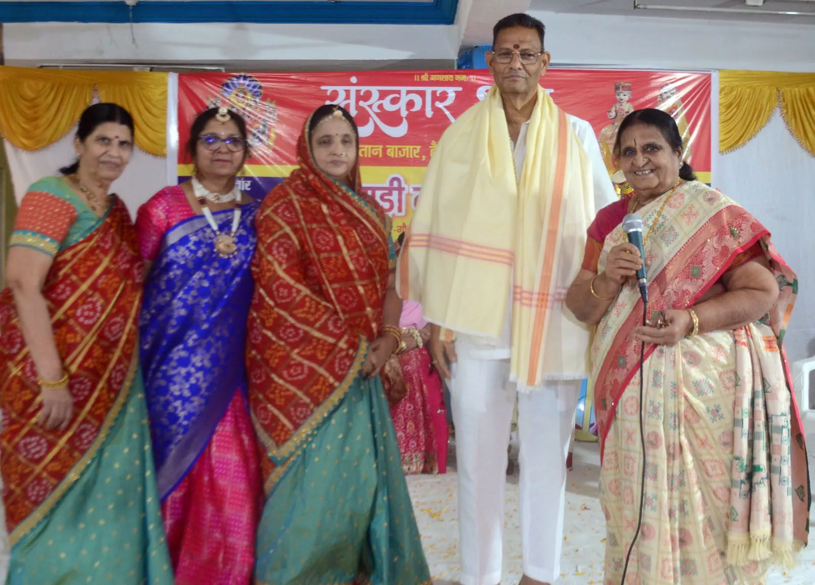 गणगौर मेले में नृत्य करती महिलाएं