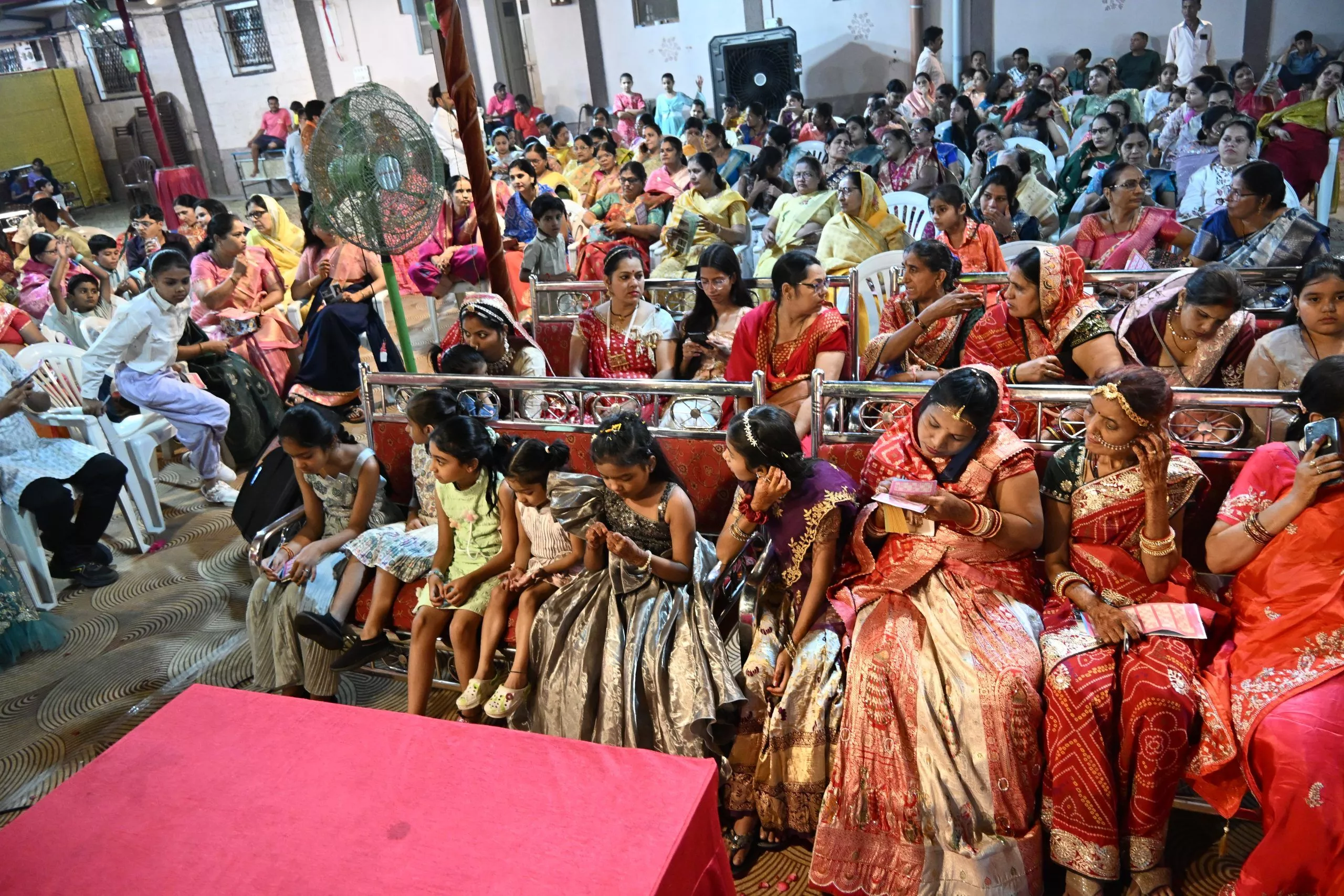 गणगौर शोभायात्रा में पारंपरिक वेशभूषा में महिलाएं