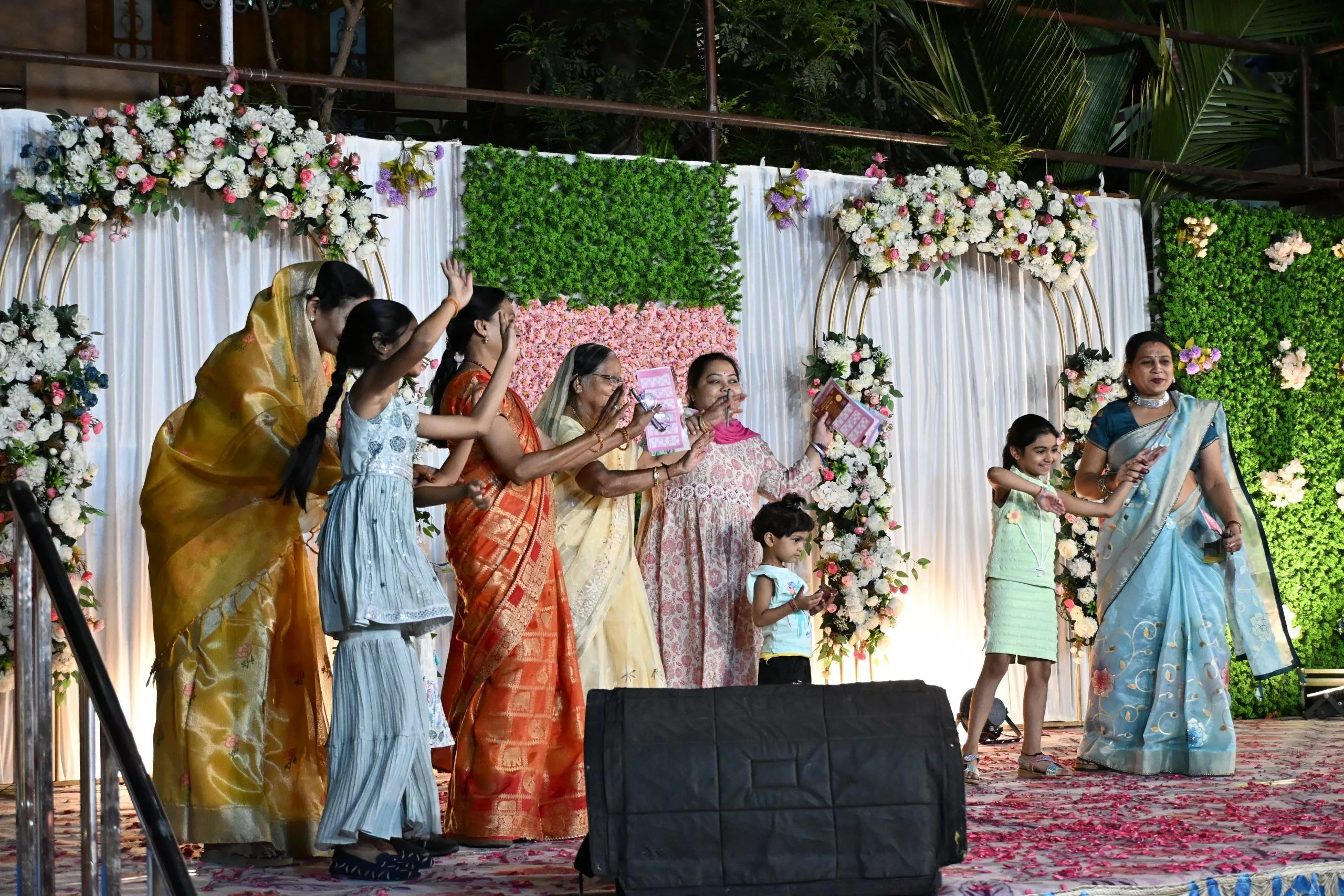 गणगौर शोभायात्रा में पारंपरिक वेशभूषा में महिलाएं