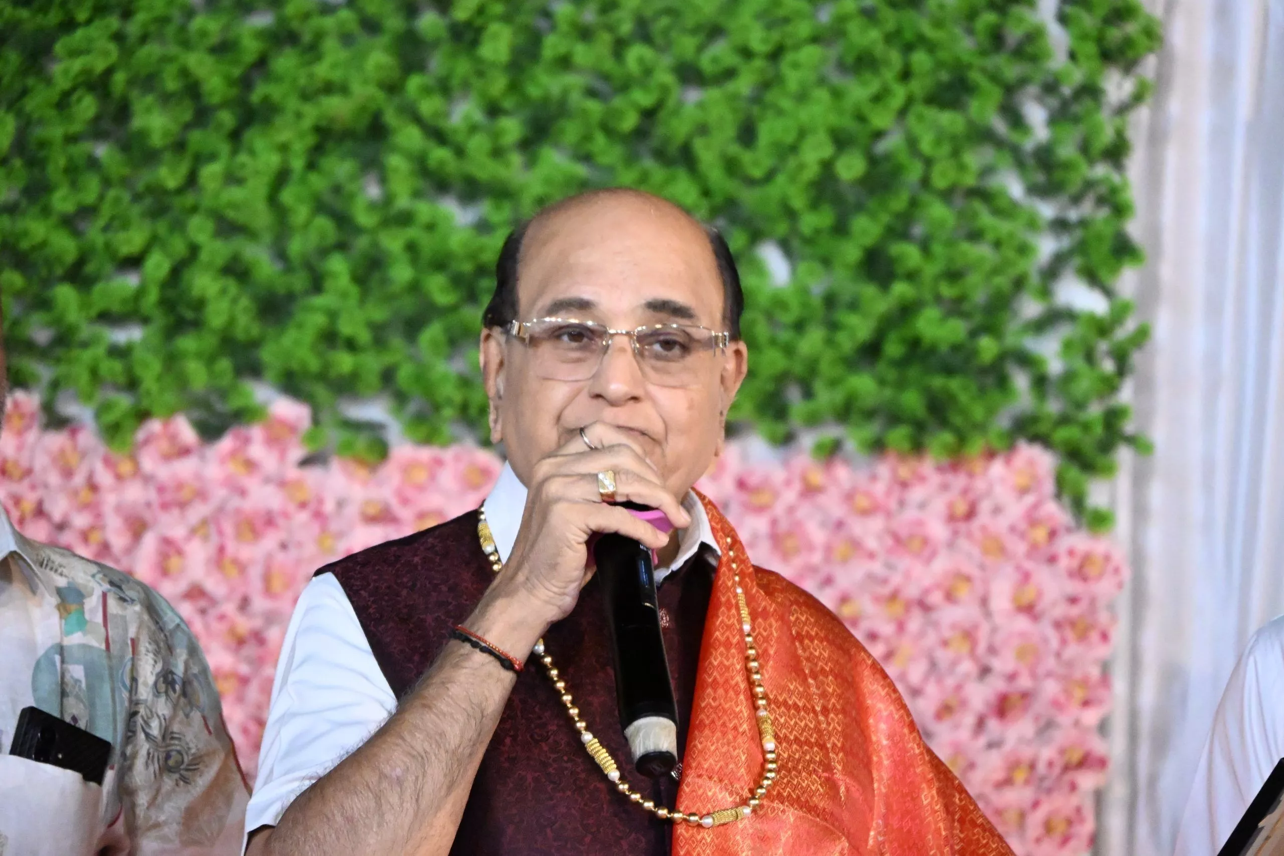 गणगौर शोभायात्रा में पारंपरिक वेशभूषा में महिलाएं