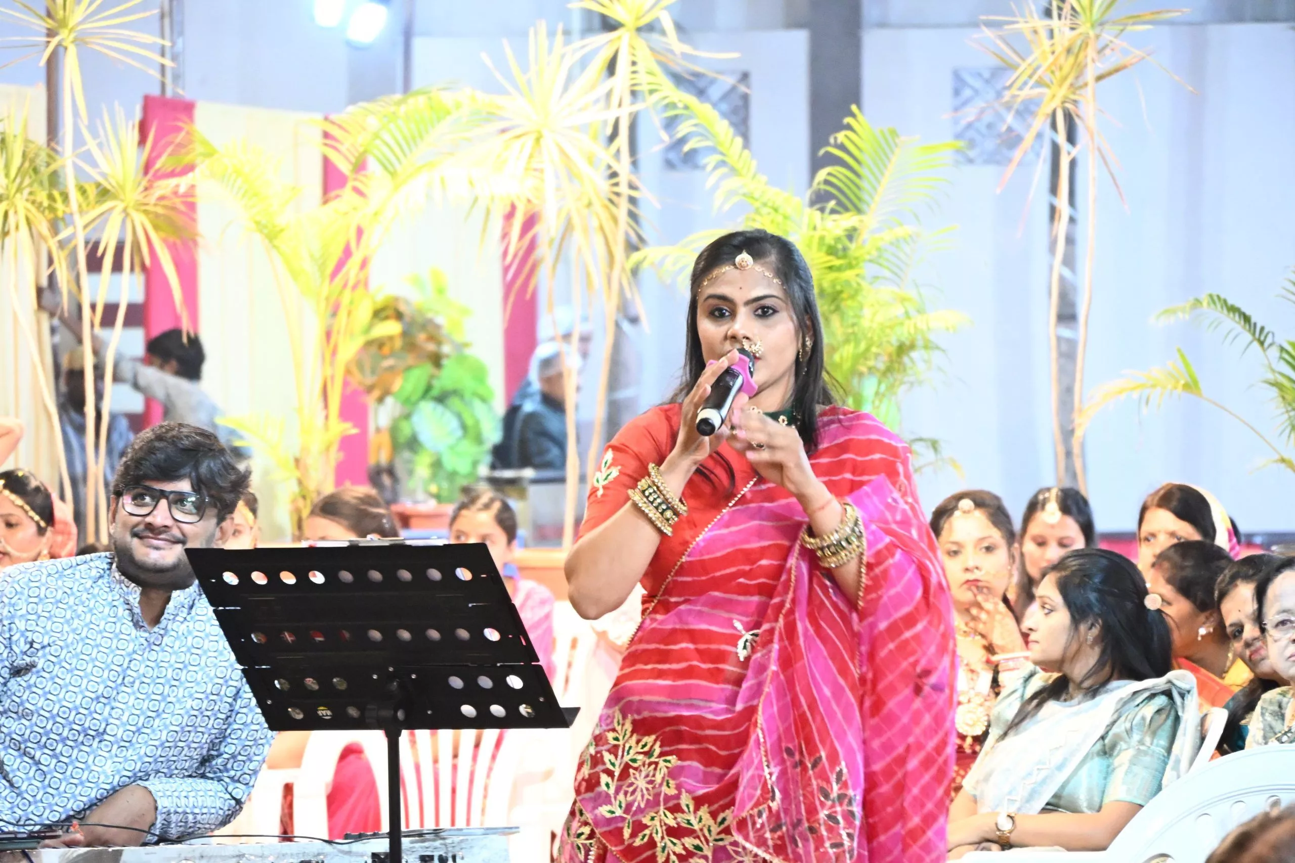 गणगौर शोभायात्रा में पारंपरिक वेशभूषा में महिलाएं