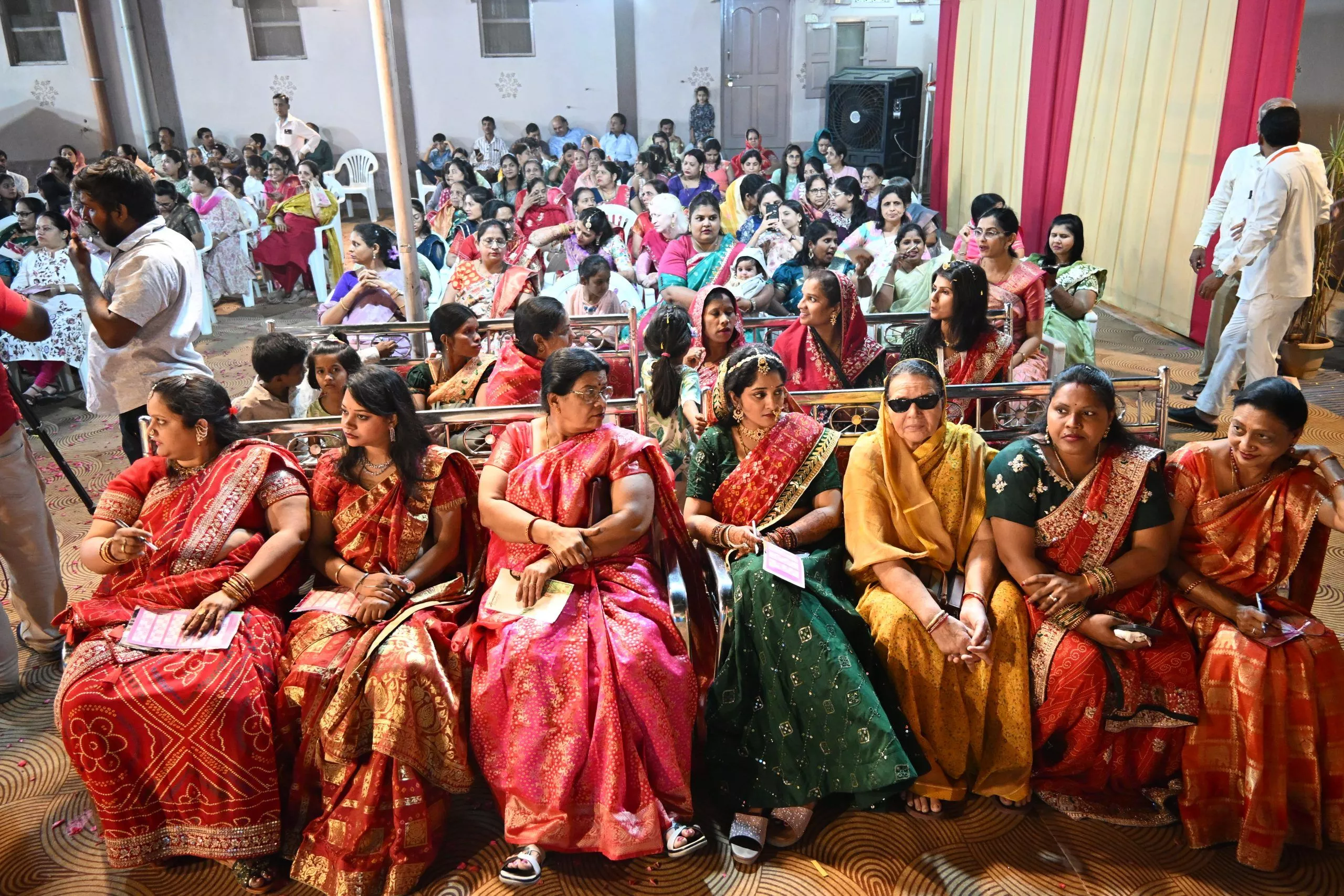 गणगौर शोभायात्रा में पारंपरिक वेशभूषा में महिलाएं