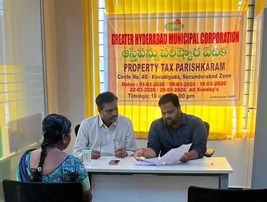 नागरिक संपत्ति कर आवेदन के लिए जीएचएमसी कार्यालय पहुंचे