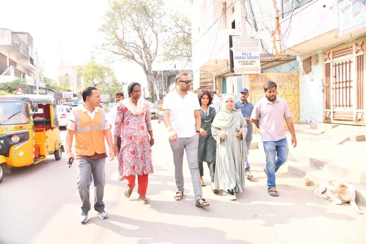 आयुक्त ई-वेस्ट ड्राइव और सफाई का निरीक्षण करते हुए