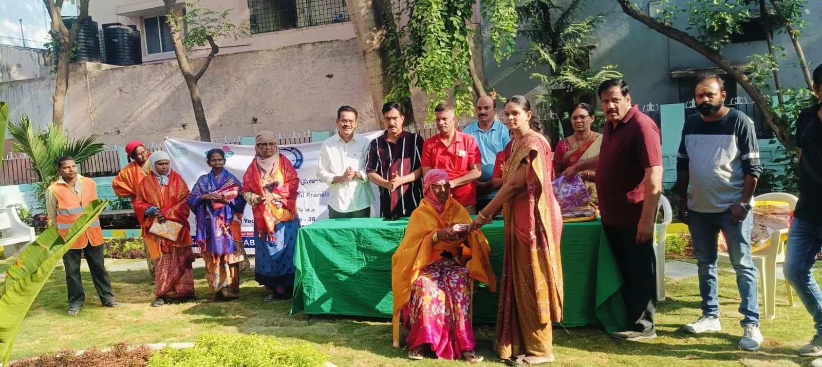 महिला दिवस पर स्वच्छता कर्मियों का सम्मान