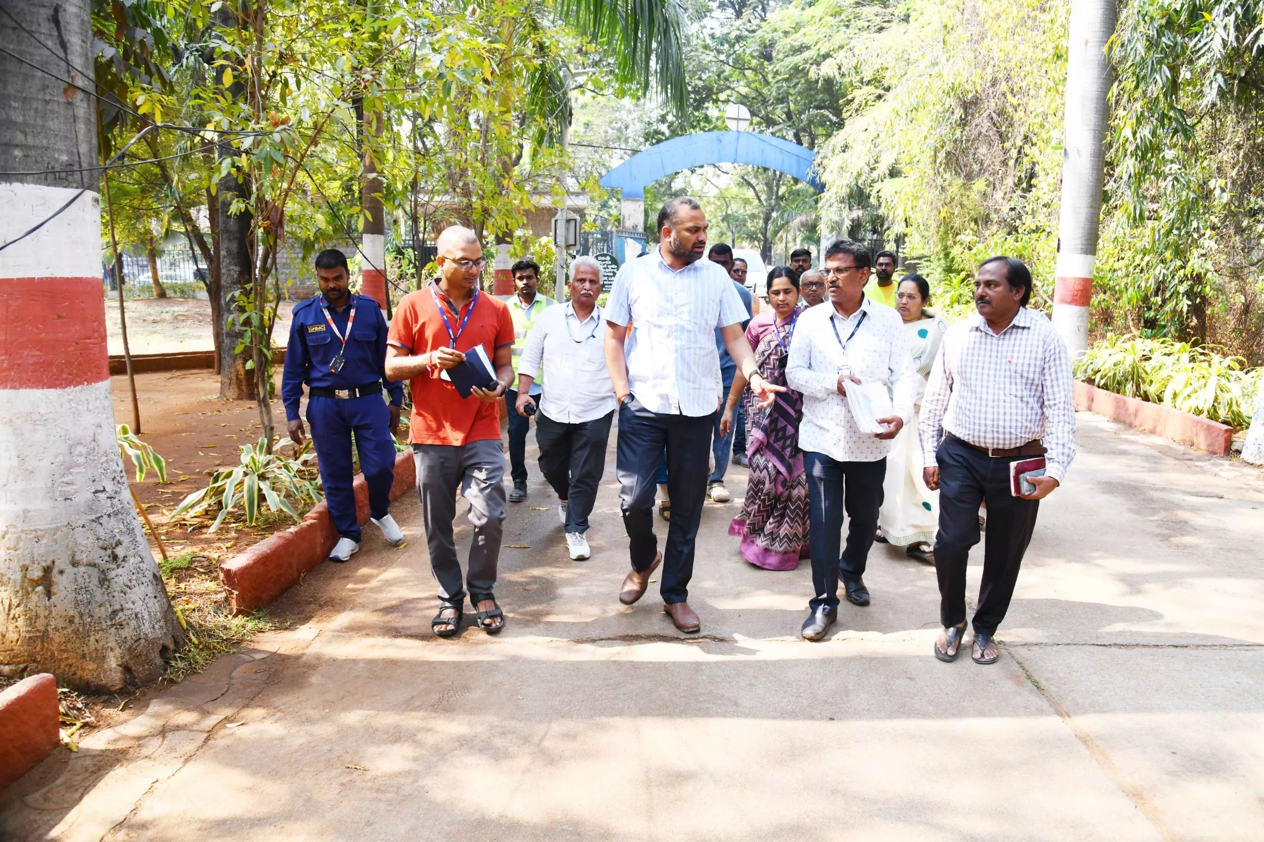 इंदिरा पार्क में निरीक्षण करते आयुक्त आर.वी. कर्णन