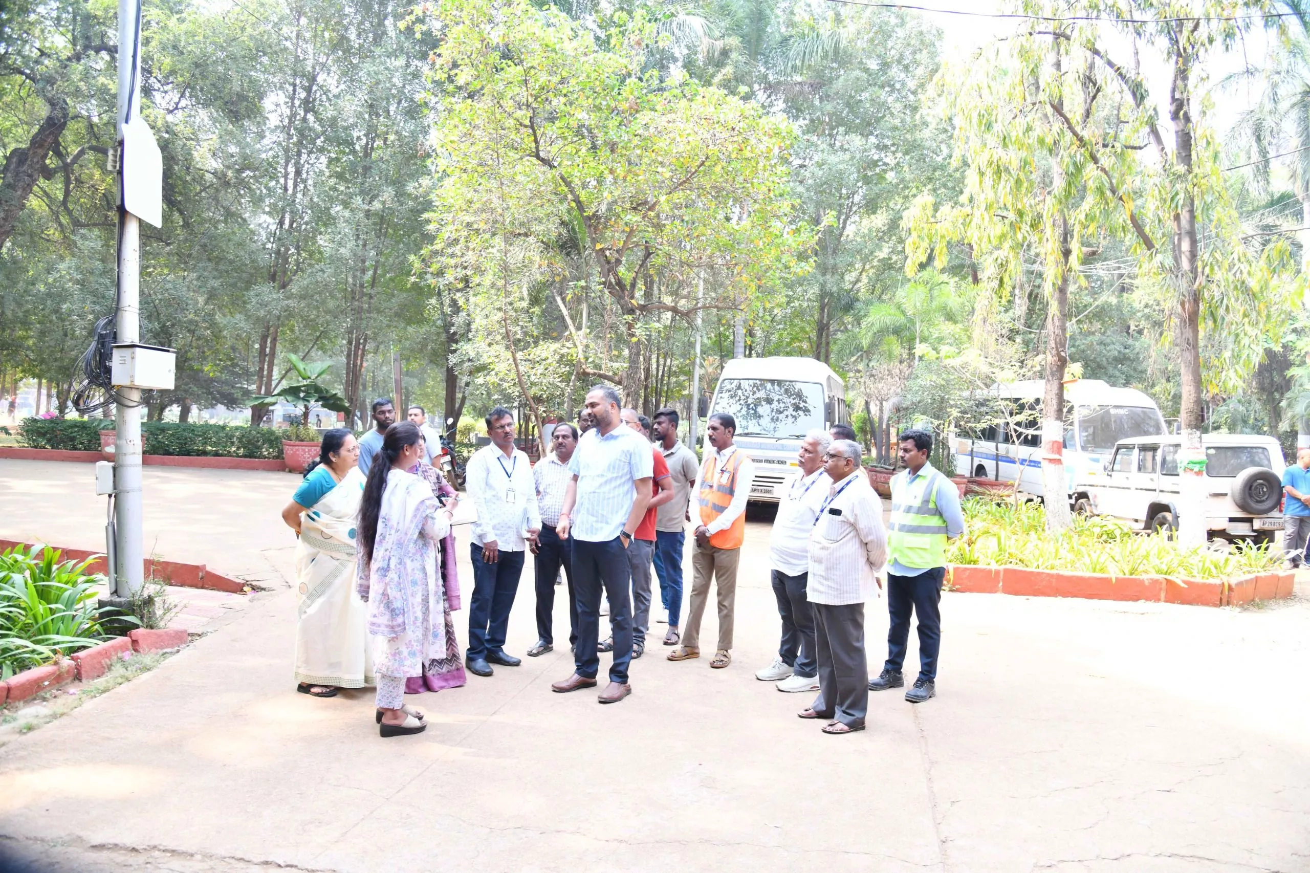 इंदिरा पार्क का निरीक्षण करते जीएचएमसी आयुक्त