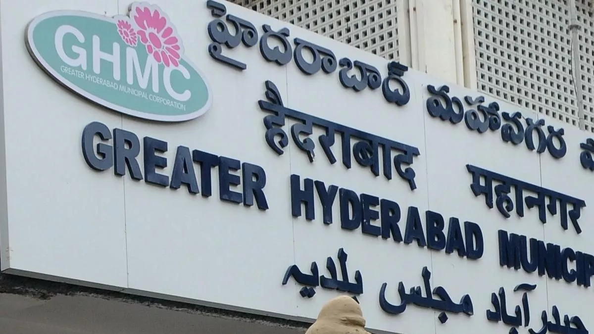 हैदराबाद में जीएचएमसी द्वारा दुकान सील करने का दृश्य