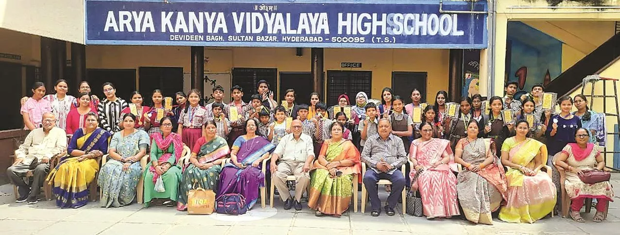 जीनियस सर्च प्रतियोगिता में पुरस्कार लेते छात्र