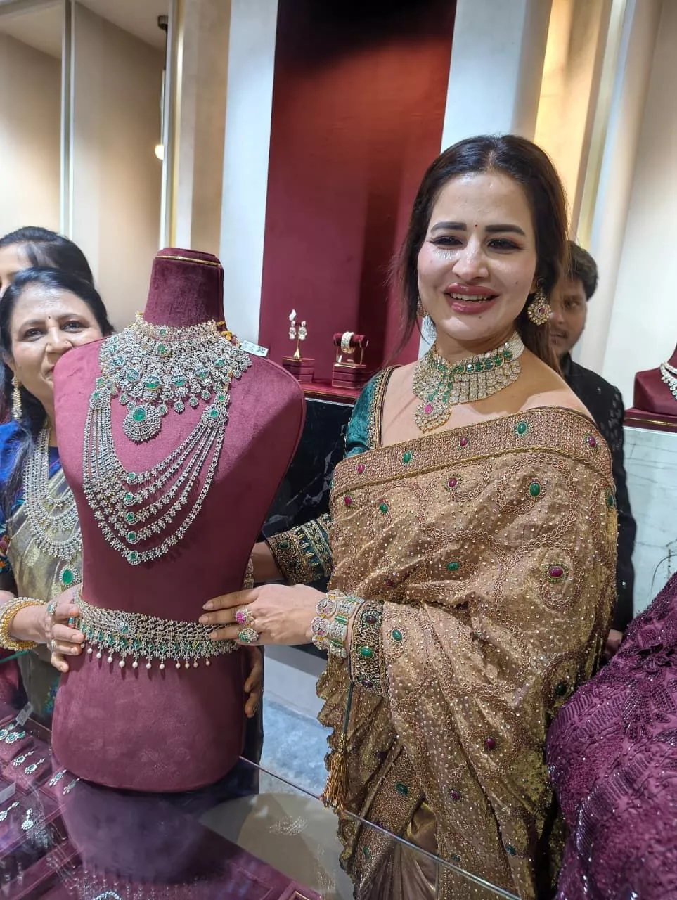 जुबली हिल्स में ध्रिया गोल्ड एंड डायमंड्स स्टोर का उद्घाटन