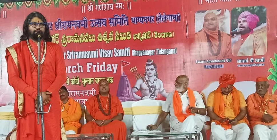 आचार्य रामस्वरूप ब्रह्मचारी महाराज धर्मसभा में भाषण देते हुए