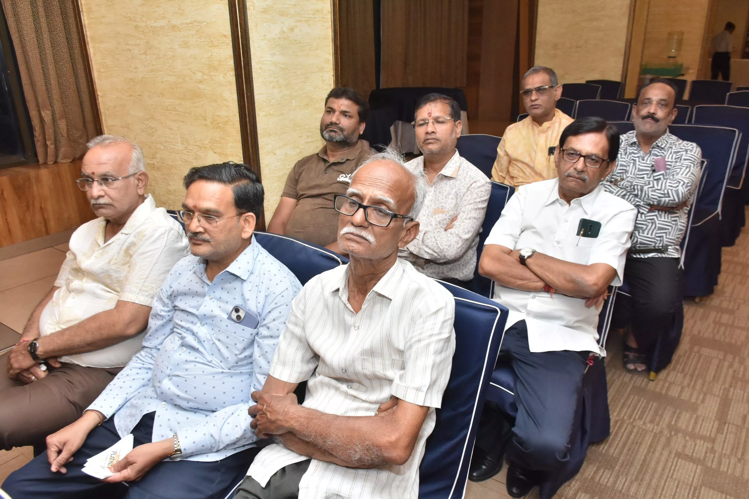 श्रीमद् भागवत कथा आयोजन की बैठक में उपस्थित सदस्य