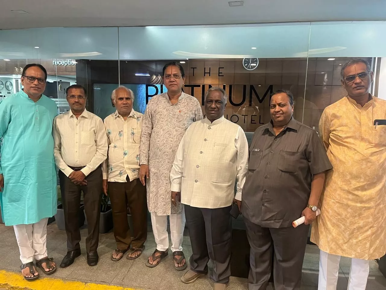 श्रीमद् भागवत कथा आयोजन की बैठक में उपस्थित सदस्य