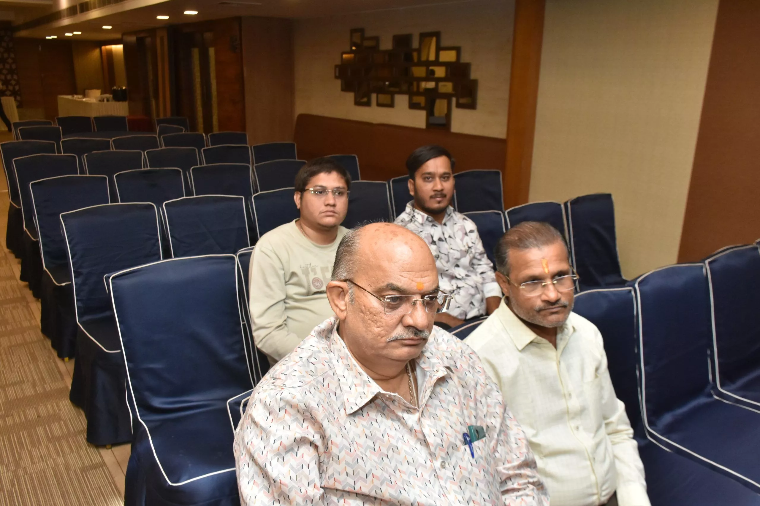 श्रीमद् भागवत कथा आयोजन की बैठक में उपस्थित सदस्य