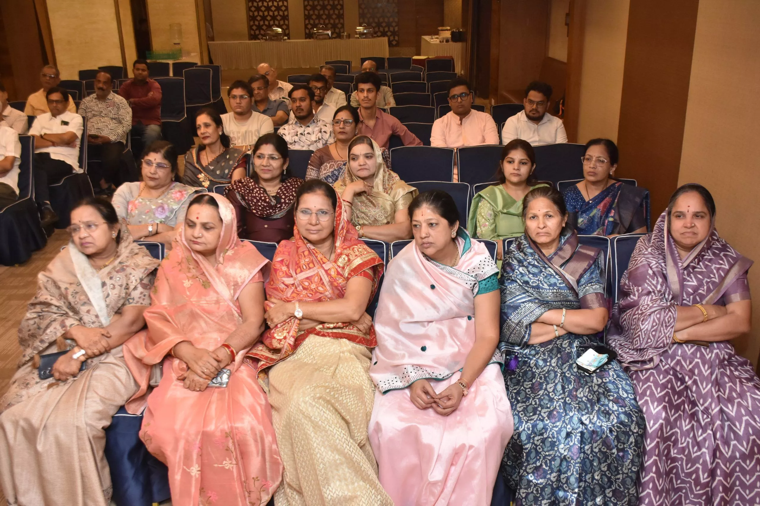 श्रीमद् भागवत कथा आयोजन की बैठक में उपस्थित सदस्य