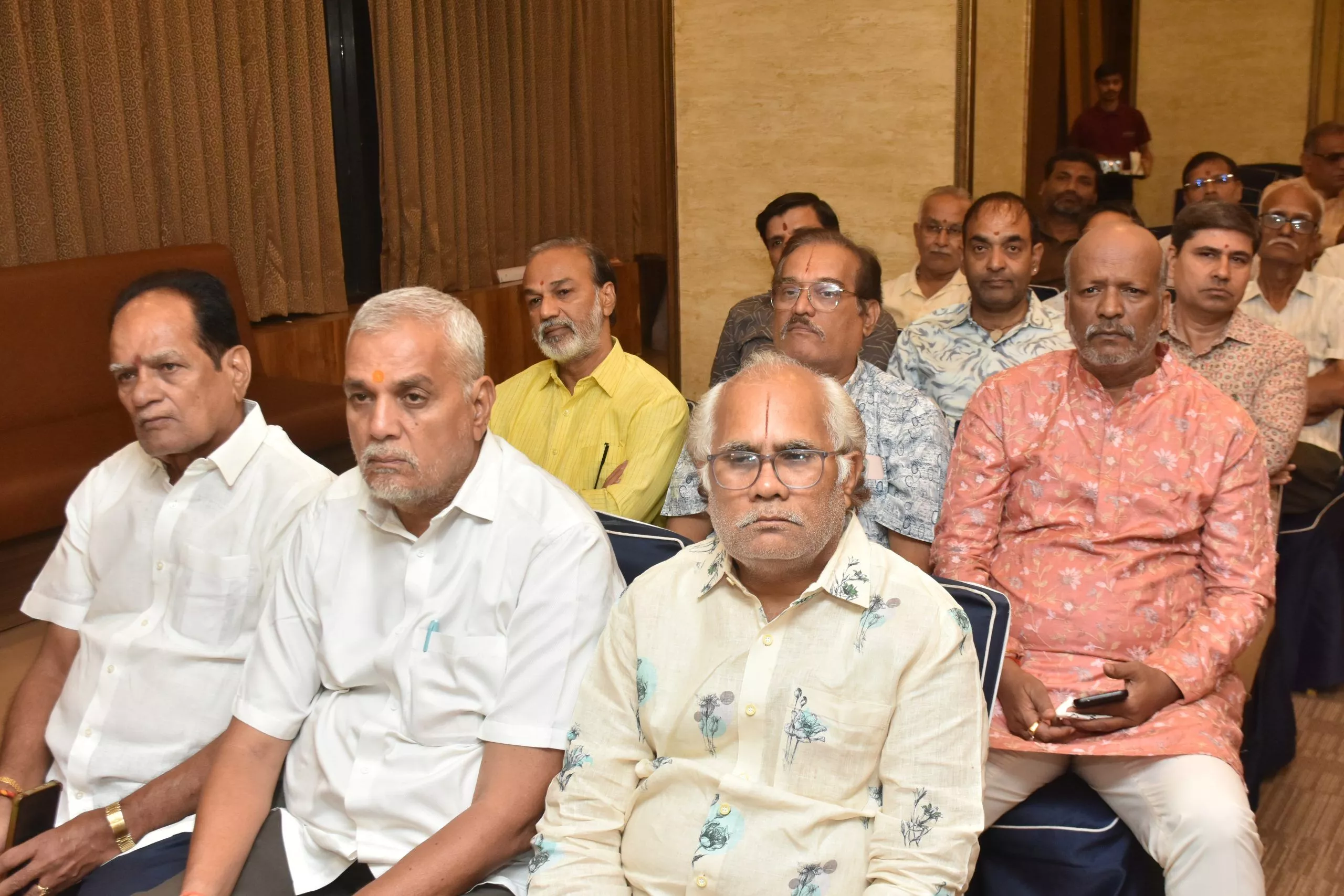 श्रीमद् भागवत कथा आयोजन की बैठक में उपस्थित सदस्य