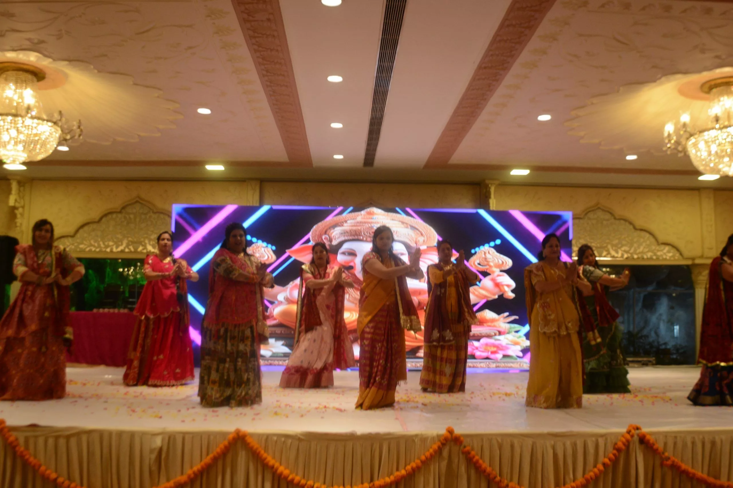 हरियाणा नागरिक संघ के होली उत्सव में रंग-बिरंगे कार्यक्रम का दृश्य